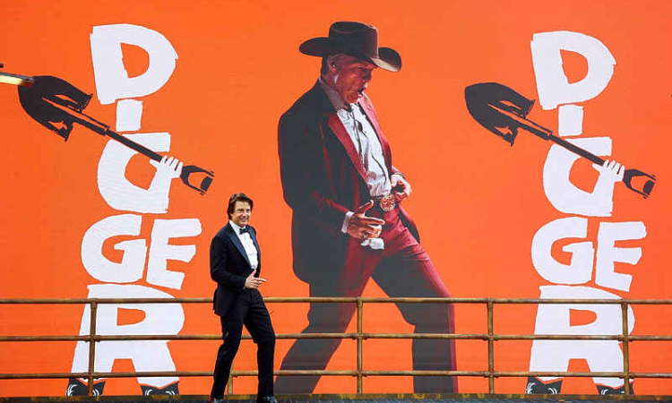 'Totally outrageous': Cruise unleashes  Digger at star‑studded royal premiere